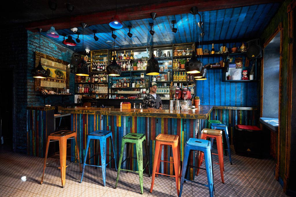 Bares temáticos com decoração colorida