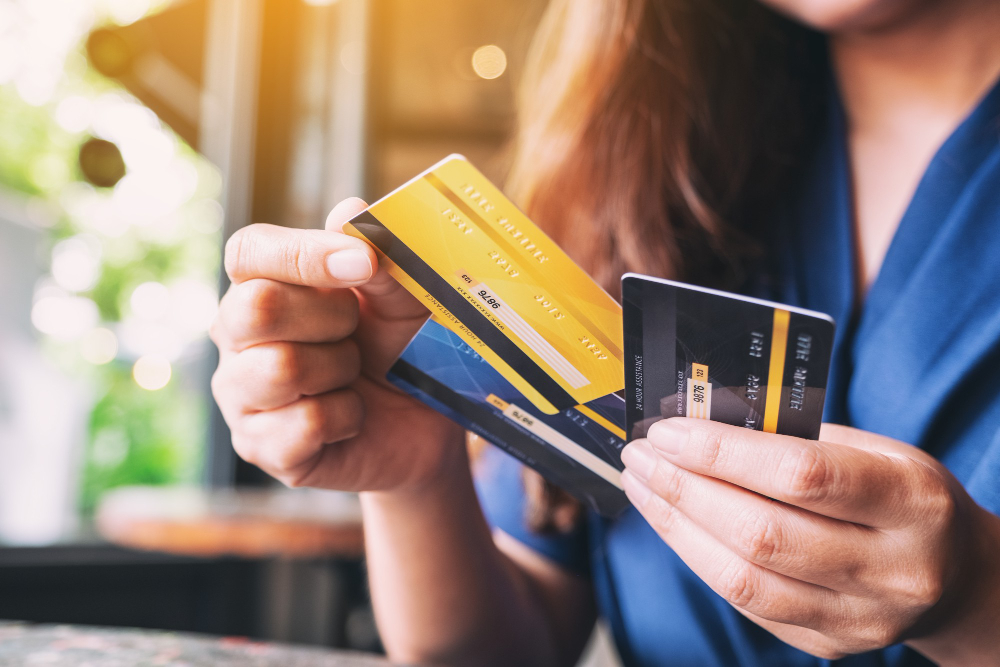 Tarjetas de crédito con diferentes marcas, en referencia a los pagos con TEF y POS