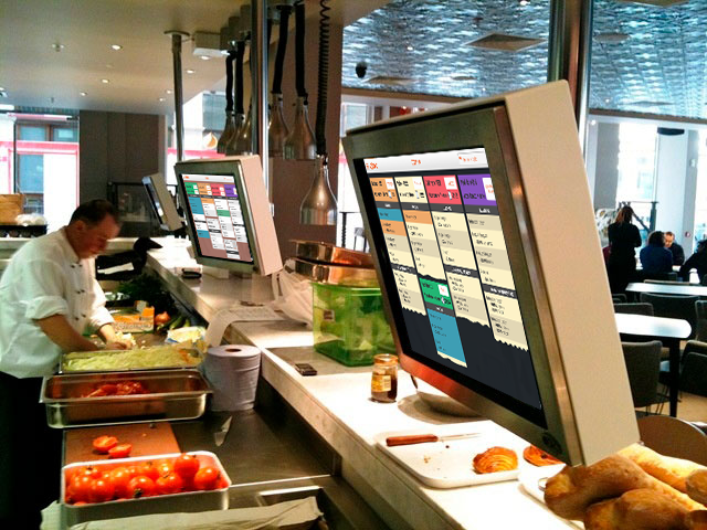 monitor kds na cozinha de um restaurante