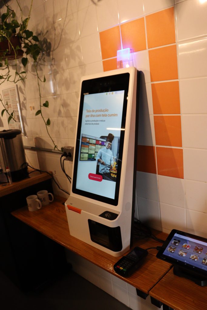 ambiente com tablet para restaurante usado como totem de autoatendimento
