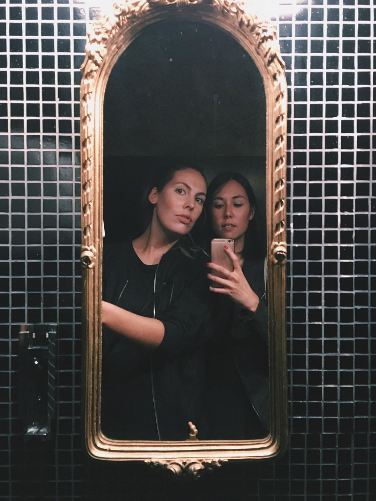 amigas tiram selfie no espelho de banheiro instagramável