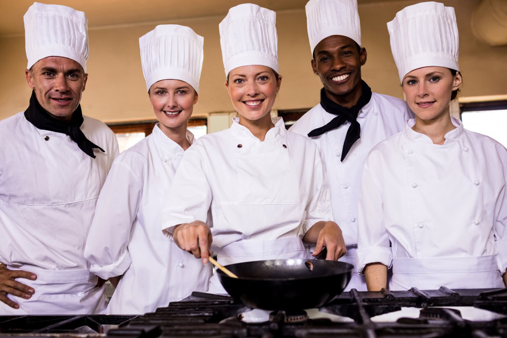 equipe de chefs de cozinha, com sous chef no centro