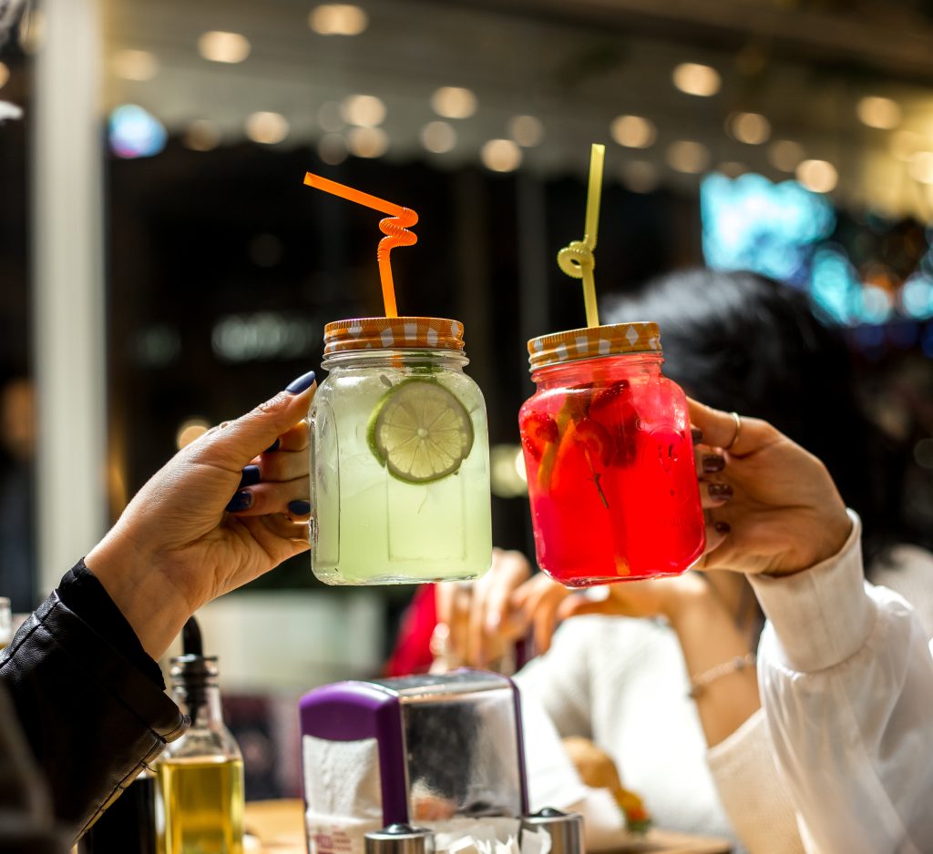 brinde com dois drinks sem álcool