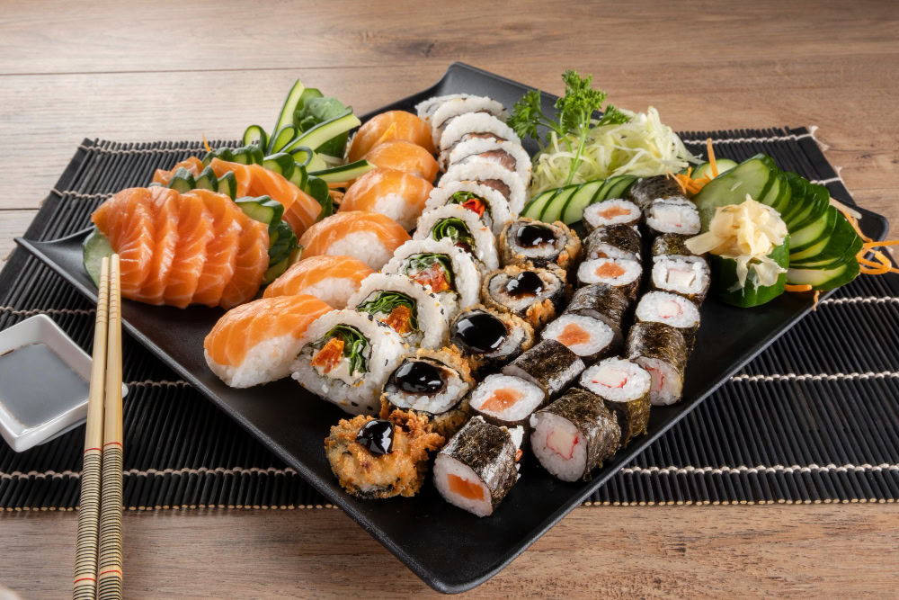 prato com combo de sushi servido em restaurante de comida japonesa