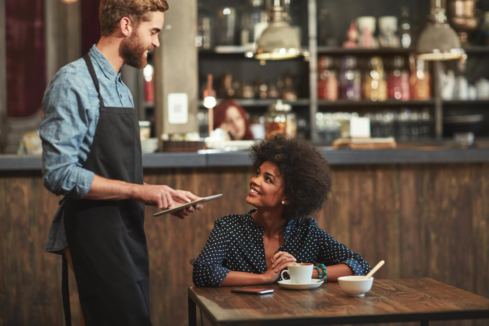 garçom freelancer anotando pedido de cliente em restaurante