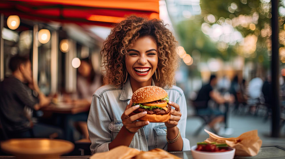 mulher comendo hamburguer artesanal