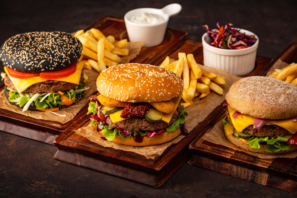 diferentes tipos de hamburguesa con papas fritas