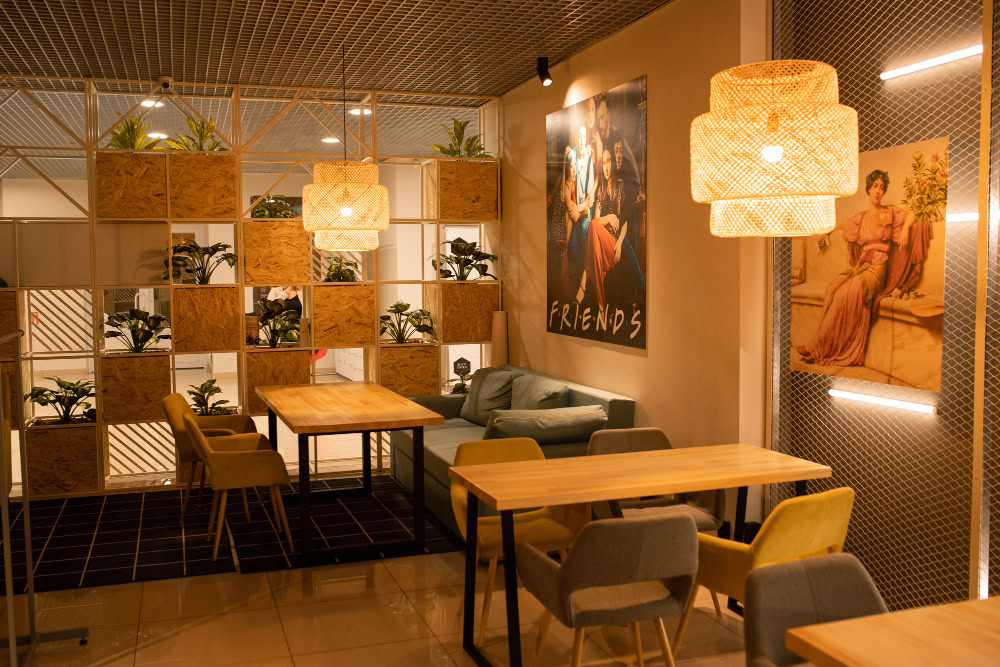 themed restaurant décor
