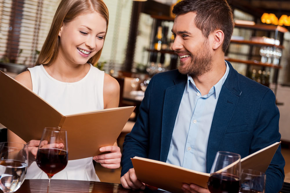 casal lendo cardápio em restaurante sofisticado