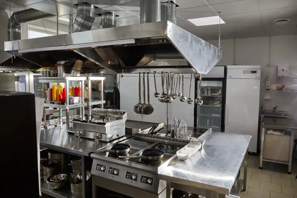 Cozinha profissional equipada com utensílios e eletrodomésticos para restaurantes. A imagem mostra detalhes de um ambiente de trabalho eficiente.