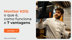 chef conferindo pedido em monitor KDS na cozinha de restaurante