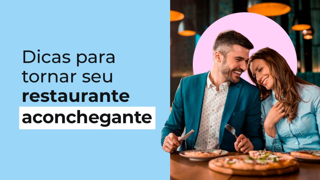 casal sorridente jantando em restaurante aconchegante