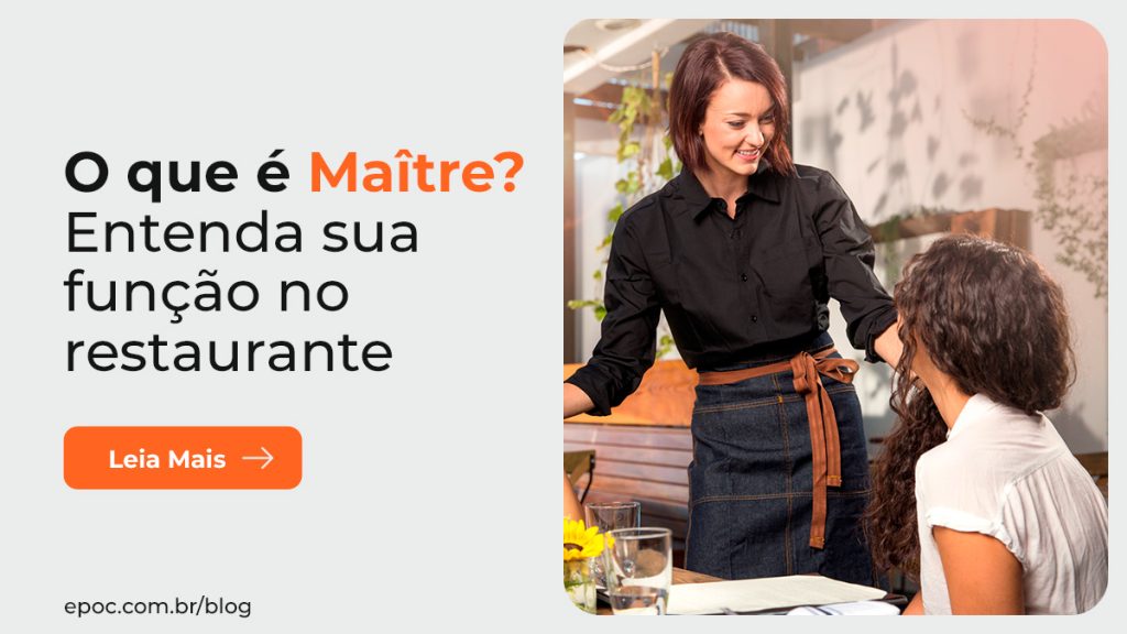 Maitre interagindo com cliente em restaurante