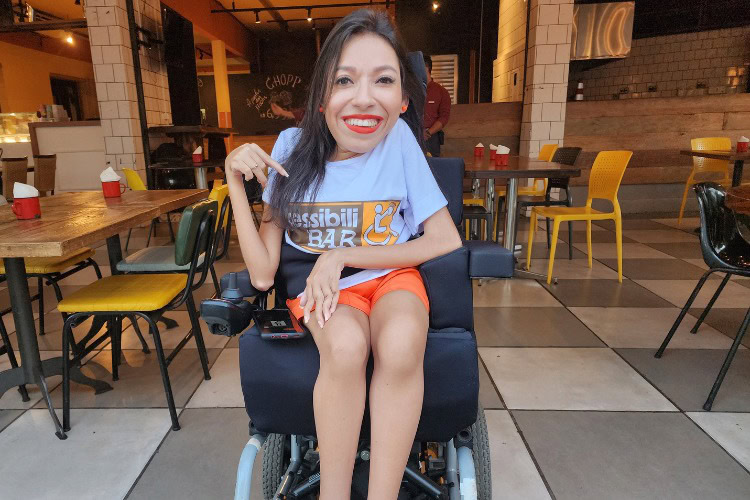 Foto; Aline Castro, criadora do projeto de acessibilidade em bares e restaurantes