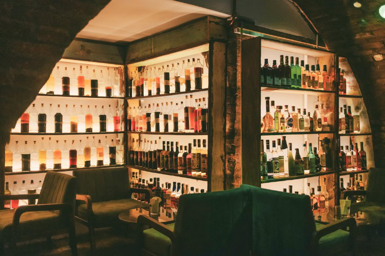 interior de bar speakeasy