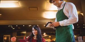 Cliente fazendo pedido através da gestão de restaurantes
