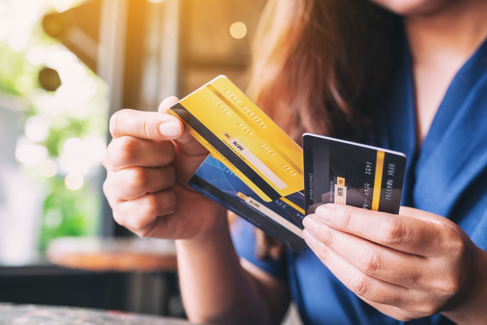 Cartões de crédito com diferentes bandeiras, em referência aos pagamentos com TEF e POS 
