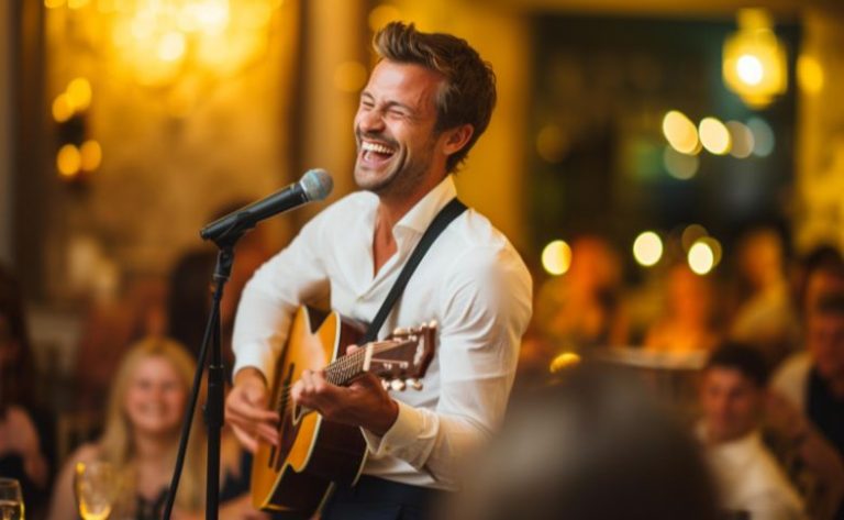 homem tocando violão e cantando com clientes de restaurante ao fundo, em alusão ao couvert artístico