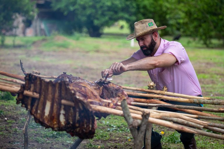 Chef Paulo Machado preparando churrasco no Pantanal.