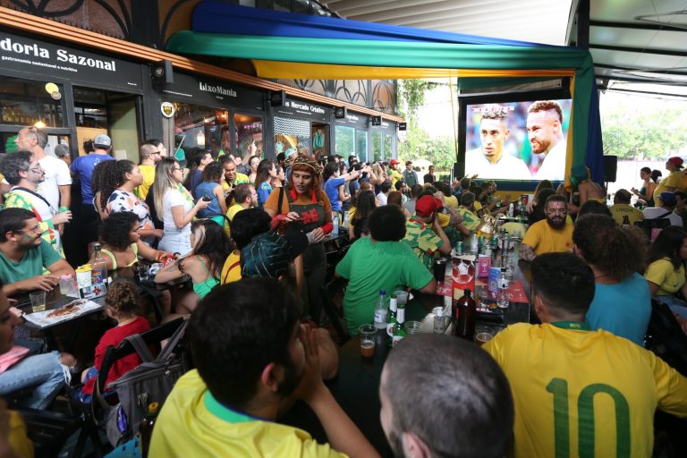 torcedores assistindo jogo de futebol em bar