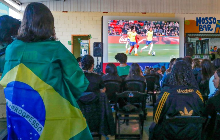 torcedores brasileiros assistem jogo das Olimpíadas em bar