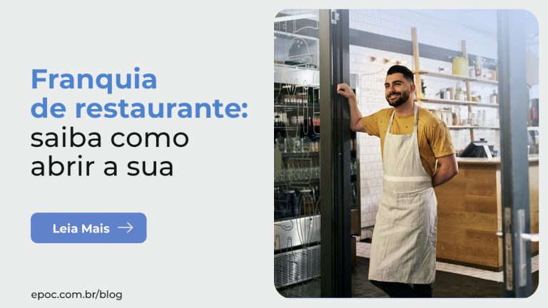 franquia de restaurante: saiba como abrir a sua. dono de restaurante sorridente.
