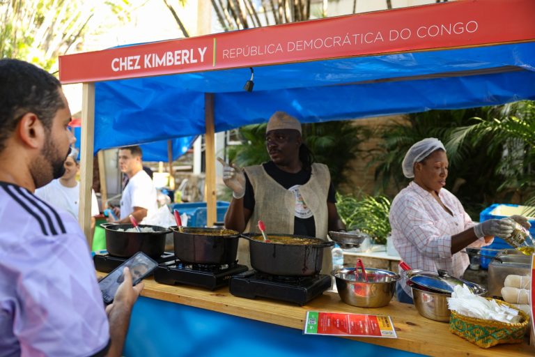 imigrantes que trabalham no setor de alimentação