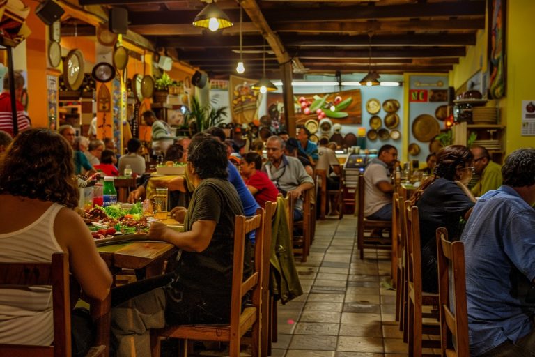 restaurante vegano lotado no dia do veganismo