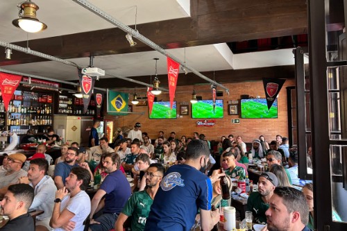Os jogos decisivos sempre são as datas de melhor faturamento do Cartolas Sport Bar. Foto: Angie Machado