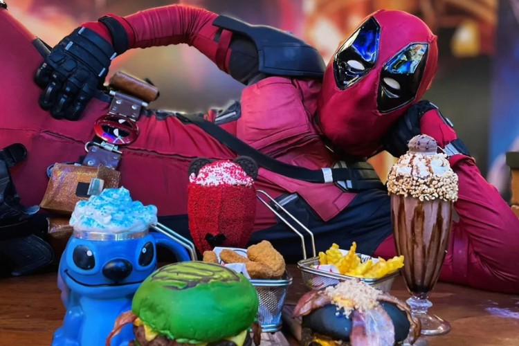 O Heróis Burger combina cenários, estátuas, figurinos e personagens que circulam entre as mesas, criando um ambiente de fantasia que agrada especialmente famílias e crianças. Foto: @heroisburgergoiania