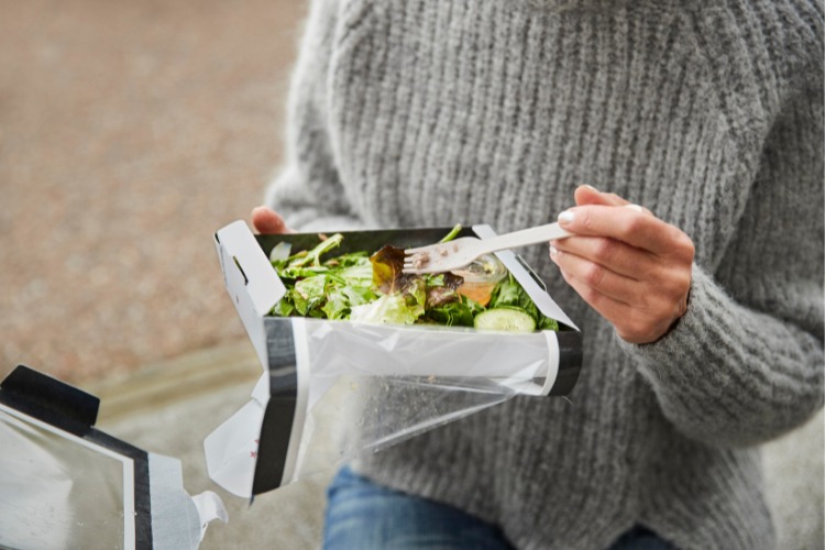 Durante o verão, existe uma procura maior por delivery de refeições mais leves. Foto: Freepik
